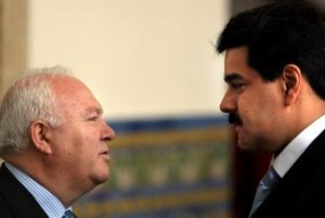 Miguel Angel Moratinos izquierda homologo venezolano Nicolas Maduro