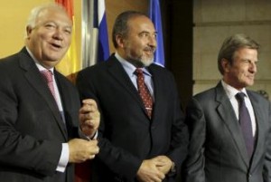 ministro Asuntos Exteriores israeli Agvidor Lieberman juto homologos frances espanol Bernard Kouchner