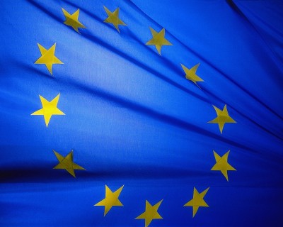 eu flag 400x320 Según la UE Facebook podría proteger mejor a los menores