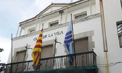 Banderas en el ayuntamiento de Sant Pol del Mar Barcelona