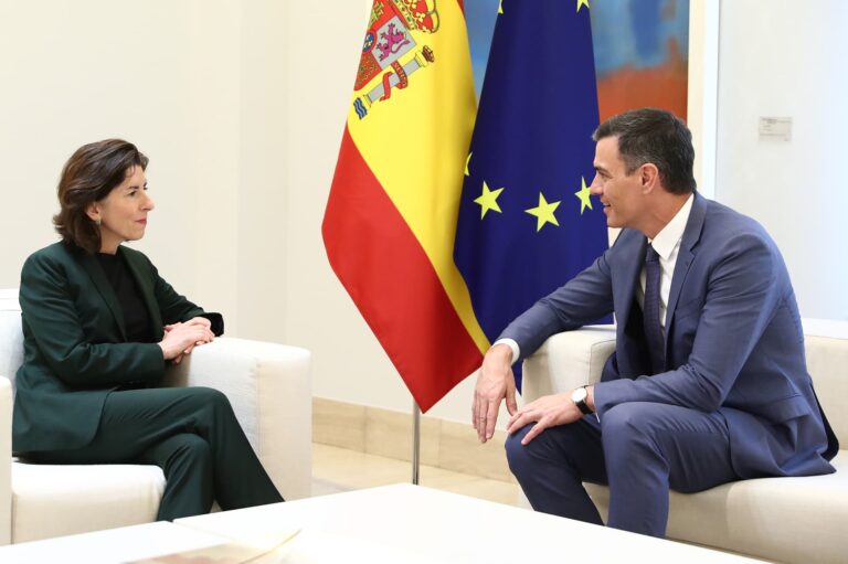 Pedro Sánchez y la Secretaria de Comercio de EE.UU. se reúnen para abordar temas de comercio y tecnología